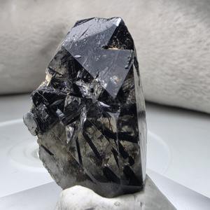 ควอตซ์รูไทล์คริสตัลธรรมชาติ สีดำ มีรูไทล์ในตัว รูปทรงไม่สม่ำเสมอ น้ำหนัก 23 กรัม ตัวอย่างที่ยังไม่ผ่านการปรับแต่ง - Product Image 6