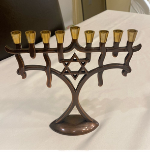 Le corps de l'objet présente une patine bronze foncé ou cuivrée, contrastée par neuf coupelles à bougies polies de couleur or, à prix de gros. - Product Image 1