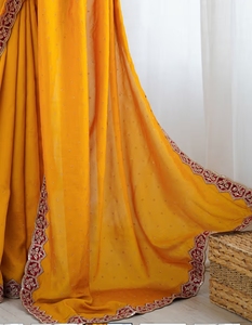 Sari jaune de créateur KV en mélange de soie traditionnel orné, avec chemisier non cousu, idéal pour les occasions festives - Product Image 6