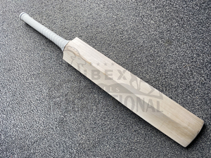 Grade <b>4</b> English Willow <b>Cricket</b> <b>Bat</b> 2.8 to 2.12 Weight Range Natural Wood Color Lightweight Professional <b>Cricket</b> <b>Bat</b> Wholesale - Product Image 2