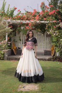 Encantador Lehenga Choli para Navratri, Falda Colorida con Vuelo, Blusa Elegante Bordada, Ideal para Eventos Festivos - Product Image 3