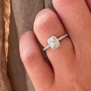 Bague de fiançailles personnalisée en or massif 14 carats avec diamant de laboratoire taille émeraude, sertie de griffes et d'accentuations pavées, pour usage quotidien, vente en gros - Product Image 5