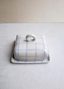 Porte-beurre moderne à motif à carreaux avec couvercle, plateau de service compact, finition brillante, élégant support de rangement pour beurre de comptoir de cuisine - Product Image 5