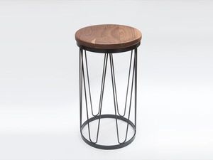 Taburete metálico superior diseñado con patas reforzadas y asiento estable para mobiliario comercial de restaurantes y hoteles. - Product Image 1