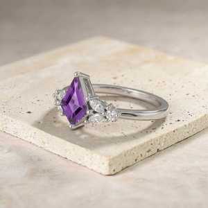 Bague en argent sterling 925 avec améthyste taille cerf-volant, améthyste naturelle, bague de fiançailles minimaliste, cadeau pierre de naissance de février - Product Image 4