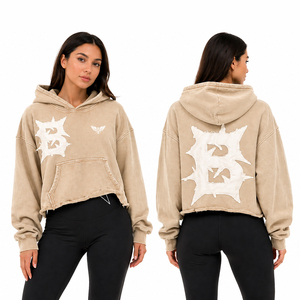 Sweat à capuche court noir délavé pour femme, style streetwear oversize, avec patchs graphiques usés, logo personnalisé, pull décontracté - Product Image 4