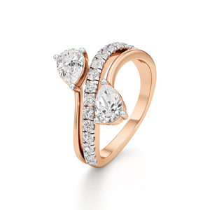 Bague de fiançailles en or rose avec diamants taille brillant ronde et pierres en forme de poire, sertissage à griffes, style romantique pour femme - Product Image 1
