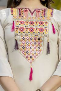 Conjunto de Kurti Bordado de Seda Viscosa Pura con Dupatta de Satén Lagdi – Ropa Étnica Elegante para Mujer - Product Image 3