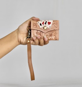 Monedero pequeño de cuero genuino marrón hecho a mano para mujer, con diseño floral y de ases, cierre a presión y correa para la muñeca. - Product Image 1