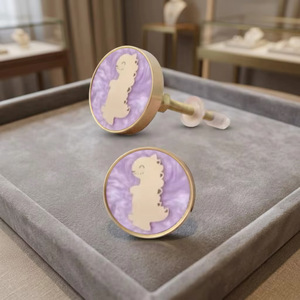 Bouton de meuble rond en résine, design dinosaure bébé, fond violet, cadre doré, style original, écologique, durable, multifonction - Product Image 3