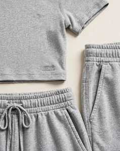 Conjunto Deportivo Casual para Mujer, Camiseta Corta 2 en 1 y Pantalones Deportivos hasta el Tobillo, 100% Algodón Gris - Product Image 6