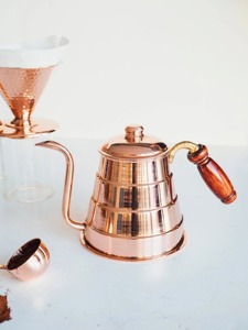 Théière en cuivre de style artisanal classique avec bec verseur incurvé, poignée décorative en cuivre, couvercle supérieur intégré et corps large et arrondi - Product Image 6