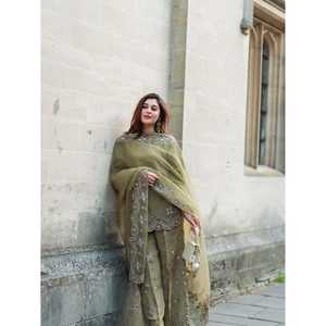 Ensemble haut-bas et Dupatta brodé de créateur pour robes de bal - Product Image 3