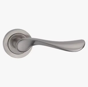 Elegante Manija de Palanca de Zinc y Latón sobre Roseta, Manija de Puerta Interior Duradera con Placa Trasera Redonda Moderna para Hogares al Mejor Precio - Product Image 1