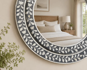 Espejo redondo de pared con incrustaciones florales hechas a mano, espejo decorativo bohemio gris marfil - Product Image 2