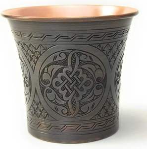 Gobelet en métal gravé avec bordure en cuivre, motif de nœud complexe, motif celtique, tasse à boire, vaisselle artisanale, récipient décoratif - Product Image 1