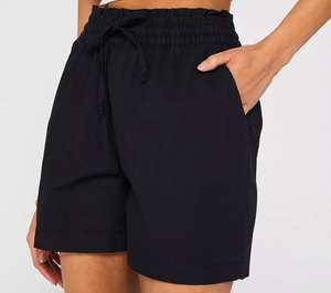 Sensación de lujo relajado con un acabado suave, perfecto para el uso diario y para looks urbanos. Usa los shorts Pippa. - Product Image 4