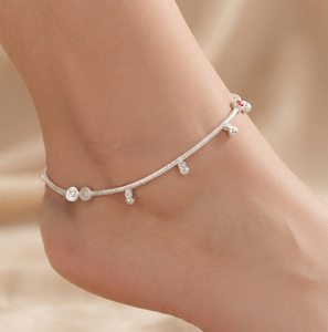 Chaîne de cheville en argent ornée de breloques DIVYORO - Product Image 4