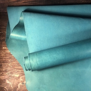 Cuir de buffle biologique turc tanné végétal Crazy Horse bicolore pour sacs, ceintures et chaussures - Product Image 1