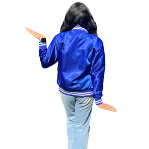 เสื้อแจ็คเก็ตบอมเบอร์ผ้าซาตินลายควิลท์ Zeta Phi Beta สีน้ำเงินรอยัล แต่งขอบสีขาว ปักลายเชนิลล์ พรีเมียม สำหรับชมรมนักศึกษากรีก กันน้ำ - Product Image 2