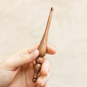 Art Empire Exports – Crochets ergonomiques en bois écologiques avec poignée souple, tailles personnalisées 3mm-15mm, longueur 20cm - Product Image 2