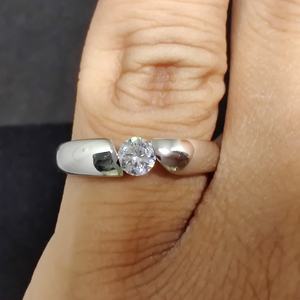 Bague audacieuse unisexe en or blanc 14 carats avec diamant rond de 0,41 carat cultivé en laboratoire, idéale comme cadeau surprise pour les amoureux ou pour les mariages. - Product Image 3