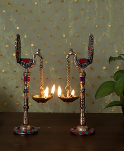 Lampe à huile suspendue artisanale en forme de paon, finition laiton décorative, Diya pour la maison, le temple, la décoration festive - Product Image 5