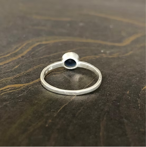 Bague en argent sterling 925 avec saphir bleu, bande texturée délicate, bague minimaliste avec pierre précieuse, fabricant en gros - Product Image 2