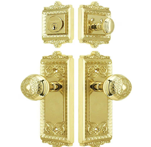 Un bouton décoratif vintage en laiton avec une clé complexe insérée, sur une porte blanche. Article disponible à prix de gros. - Product Image 5