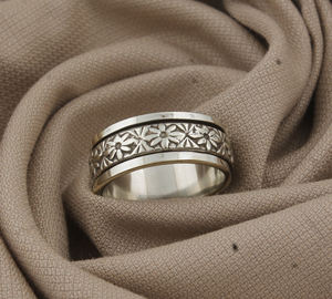 Wholesale 925 Sterling <b>Silver</b> Bezel Setting Self Design Flower <b>Band</b> Ring Textured Floral Patterned <b>Wedding</b> Party <b>Bands</b> Women - Product Image 4