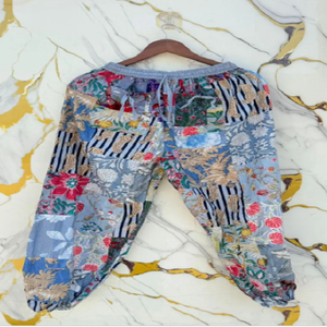 Pantalon Harem Patchwork Floral Vibrant en Coton, Coupe Ample Bohème, Idéal pour le Yoga et la Détente - Product Image 1