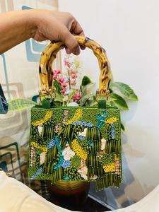 Bolso de Mano Artesanal TIMELESS CRAFT TS-605 con Cuentas, Asa de Bambú, Color Verde Mixto, Forma Personalizada, Bolso de Moda Bordado - Product Image 1