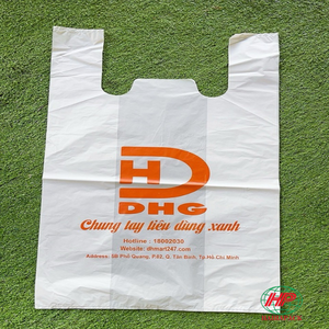 ถุงพลาสติก HDPE ย่อยสลายได้แบบมีหูหิ้ว ผลิตตามสั่ง พิมพ์ลายได้ ทนทาน กันน้ำ ฉีกไม่ขาด ผลิตจากโรงงาน - Product Image 1