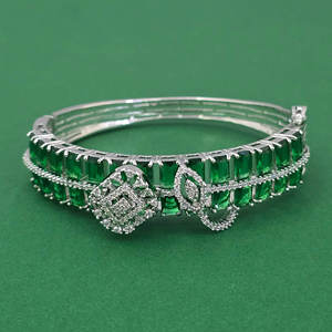 กำไลข้อมือทองเหลืองทำมือประดับเพชรคิวบิกเซอร์โคเนียแบบเปิดได้ ชุบโรเดียม ดีไซน์ลายสันติภาพ สไตล์คลาสสิก ของขวัญจาก Kanhai Jewels รุ่น 443961 - Product Image 1