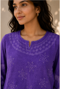 Kurti court en coton violet pour femme, col rond, manches trois quarts, brodé, coupe ample, haut ethnique décontracté, à porter au quotidien - Product Image 3