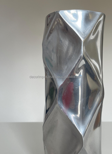 Vase à fleurs en aluminium coulé fait à la main côtés inégaux tapis fini avec miroir polonais pour la décoration intérieure Pot de mariage décoration de la maison - Product Image 4