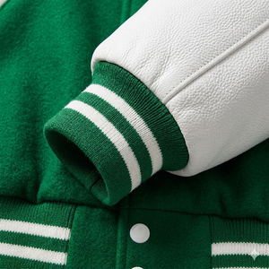 Veste universitaire verte pour homme avec logo personnalisé, en laine, manches en cuir crème, fermeture à boutons-pression, col côtelé, fabricant en gros - Product Image 5