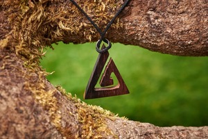 Collier pendentif triangle en bois avec découpe géométrique, finition brun foncé, bijoux en bois faits à la main - Product Image 5