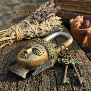 Candado de Buda de Latón Antiguo Chapado Hecho a Mano, Arte Popular Vintage, Cerradura Decorativa de Latón Sólido, Decoración del Hogar, Uso en Templos, Regalo Coleccionable - Product Image 1