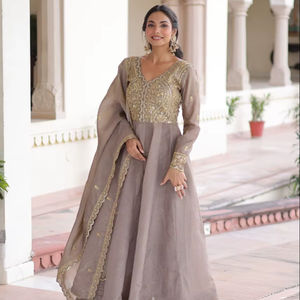 Collection de robes de créateurs haut de gamme prêtes à porter pour les vêtements indiens et pakistanais - Product Image 1