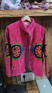 Chaqueta Bordada Suzani de Terciopelo Rosa para Mujer, Abrigo Bordado Reversible de Manga Corta para Invierno - Product Image 6