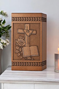 Urna Funeraria de Madera con Cruz Bíblica Grabada Personalizada, Ecológica y Duradera, Capacidad de 200/220 Pulgadas Cúbicas - Product Image 6