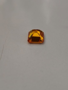 Zafiro amarillo de corte octogonal, creado en laboratorio, para la fabricación de joyería de lujo. - Product Image 1