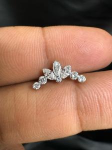 Pendiente de tuerca con diseño floral de diamante de loto y guirnalda, engaste invisible con diamante marquesa cultivado en laboratorio, oro macizo, para perforación de cartílago - Product Image 1