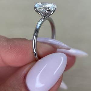 Anillo de Compromiso y Boda de Diamante Cultivado en Laboratorio con Certificado IGI, Corte Ovalado de 2 Quilates, Chapado en Oro de 18K para Mujer |   Halo Oculto de Moda - Product Image 5