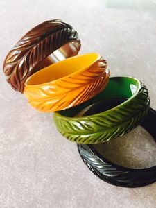 Bracelets classiques en résine H a CRAFT – Styles épais transparents colorés pour femmes, parfaits pour les soirées, avec motif d'amoureux - Product Image 1