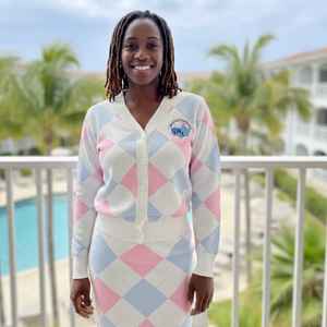 Ensemble tricoté Argyle 2 pièces pour femmes Jack and Jill : Cardigan boutonné col en V et jupe crayon assortie, personnalisable avec logo, vente en gros - Product Image 2