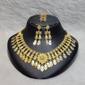 Collar con Colgante de un Gramo de Oro de 24K Chapado en Latón, Cadena Completa con Diseño de Flor, Joyería Moderna Unisex para Boda/Aniversario - Product Image 1