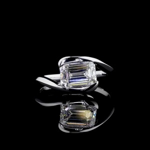 Anillo de Diamantes Cultivados en Laboratorio de 2.00CT, Corte Esmeralda, Banda Cruzada, Oro Blanco de 14K, Certificado IGI, Regalo de Compromiso o Aniversario para Ella - Product Image 1