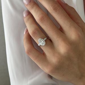 Anillo de Compromiso con Diamante Ovalado de 2 Quilates, Corte E VVS2, Cultivado en Laboratorio, Engastado en Bisel, Oro Blanco Ovalado, Certificado IGI - Product Image 4
